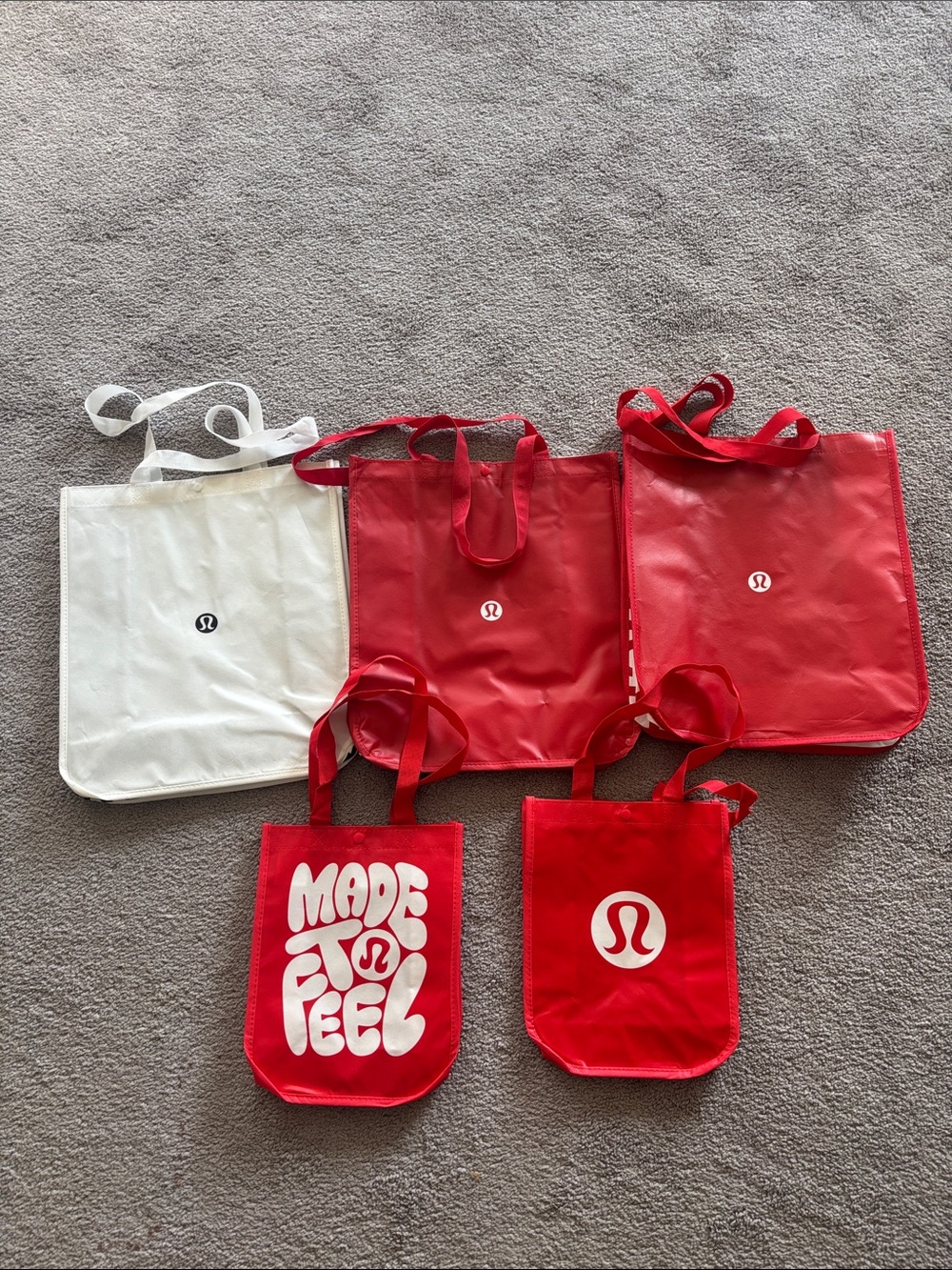 NWT！lululemon athletica Red and White Logo Tote bags